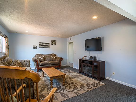 4th image of 525 Rosina Ave