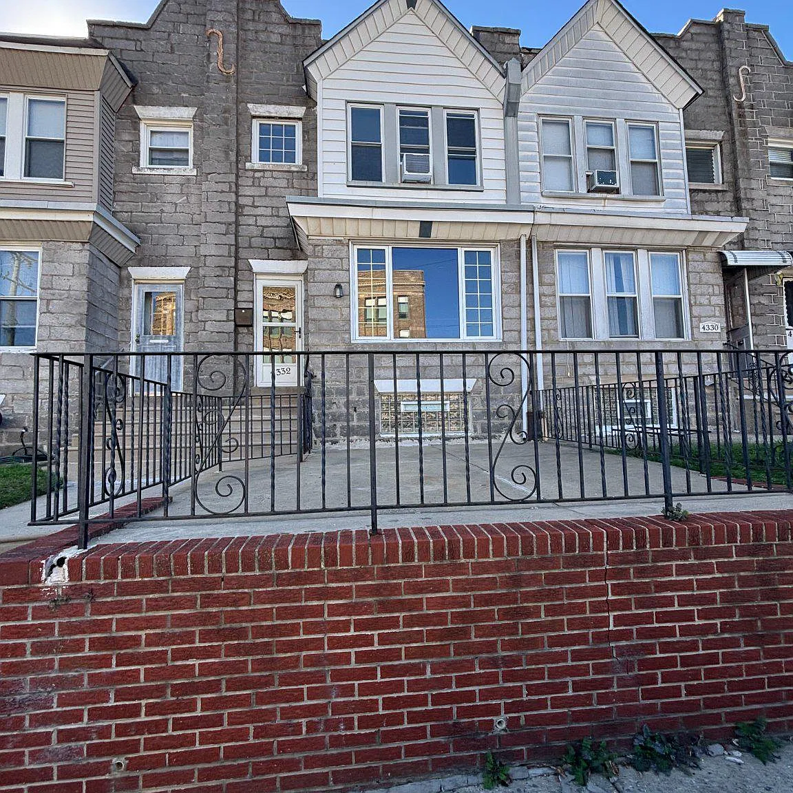 3 bed, 2.0 bath, 1296 sqft, $2,100 — Photo 2