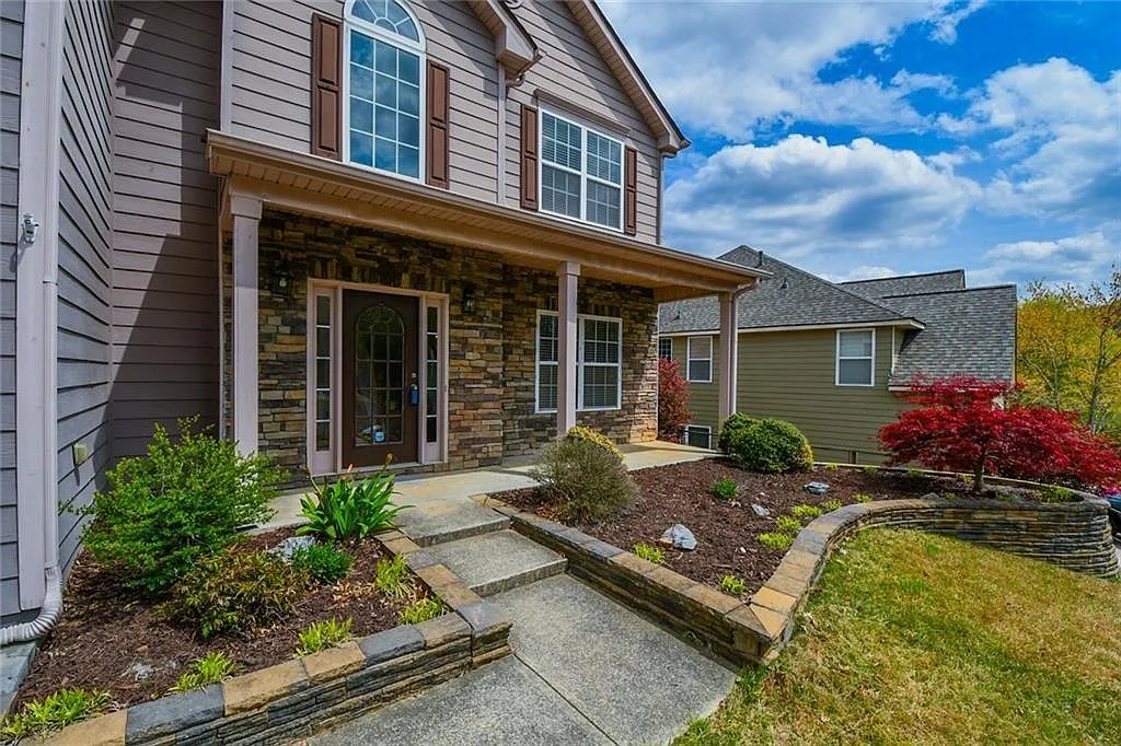4 bed, 2.5 bath, 2290 sqft, $2,550 — Photo 3