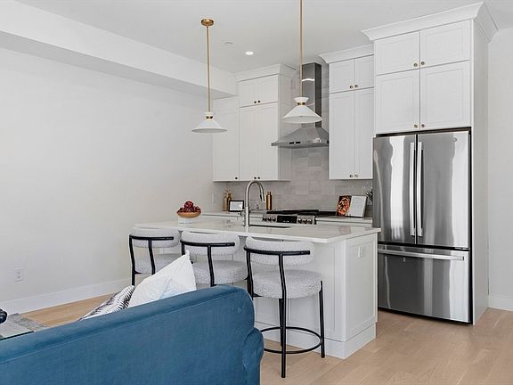 4th image of 28 Swan Ave #1
