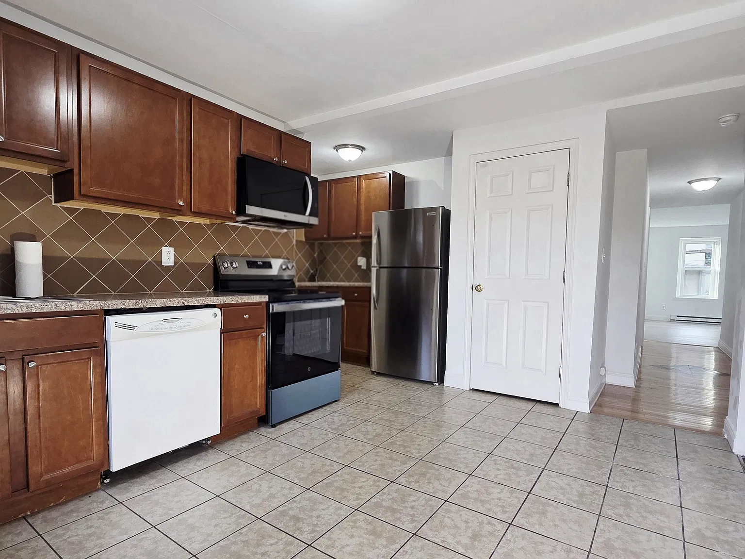 142 East Evergreen Street - 5 — Photo 4