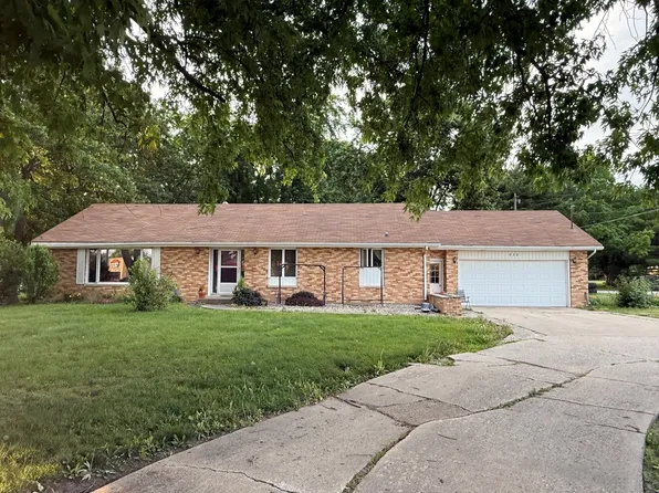 830 E Columbia St, Arthur, IL 61911