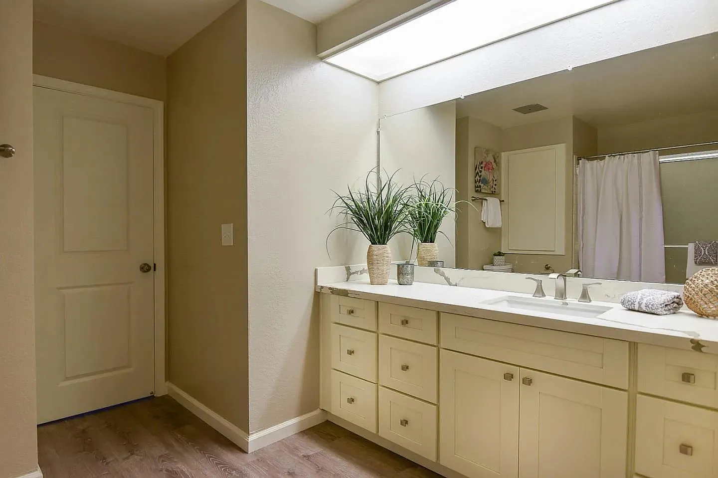 2 bed, 1299 sqft, $4,200 — Photo 2