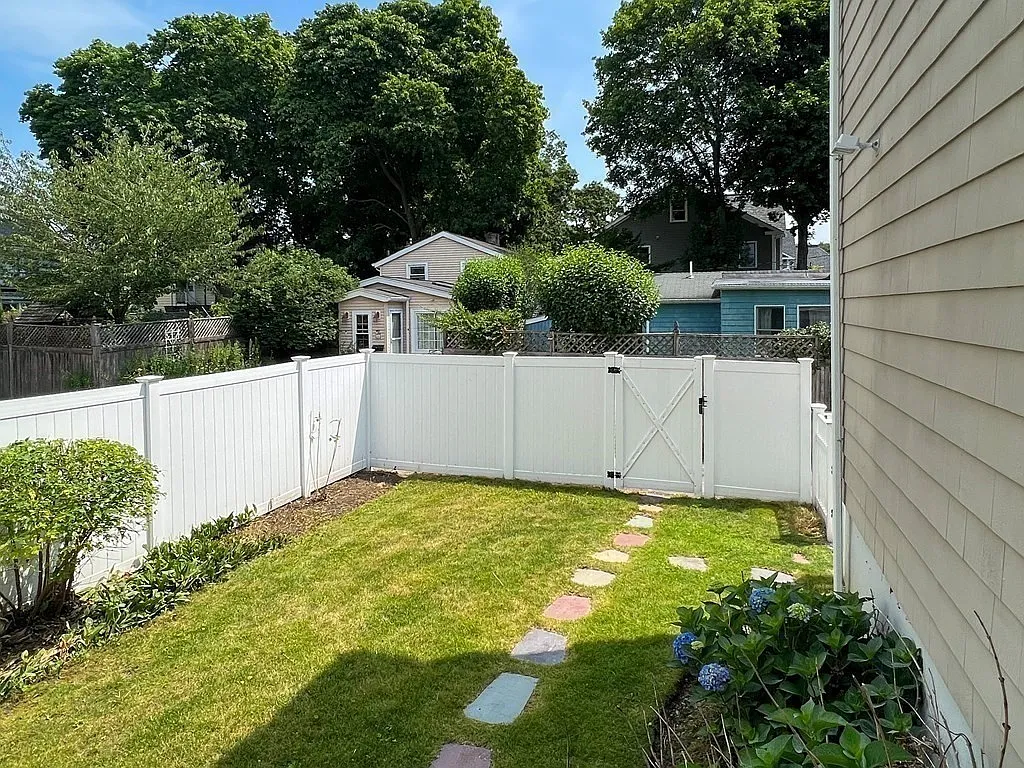 3 bed, 2.0 bath, 1408 sqft, $3,900 — Photo 4
