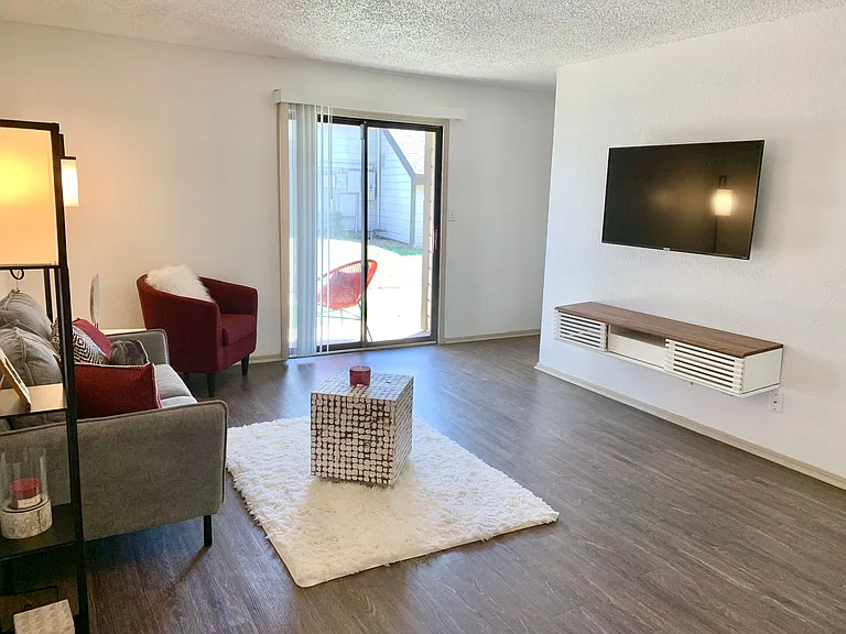 Quail Hollow Apartments — Photo 8