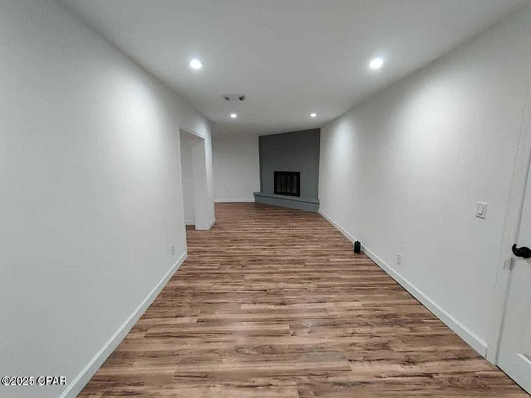 1006 E 2nd Ct — Photo 2