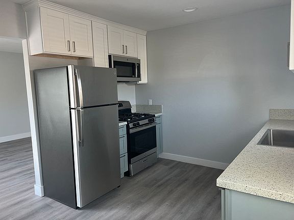 2nd image of 286 Chambers St #E