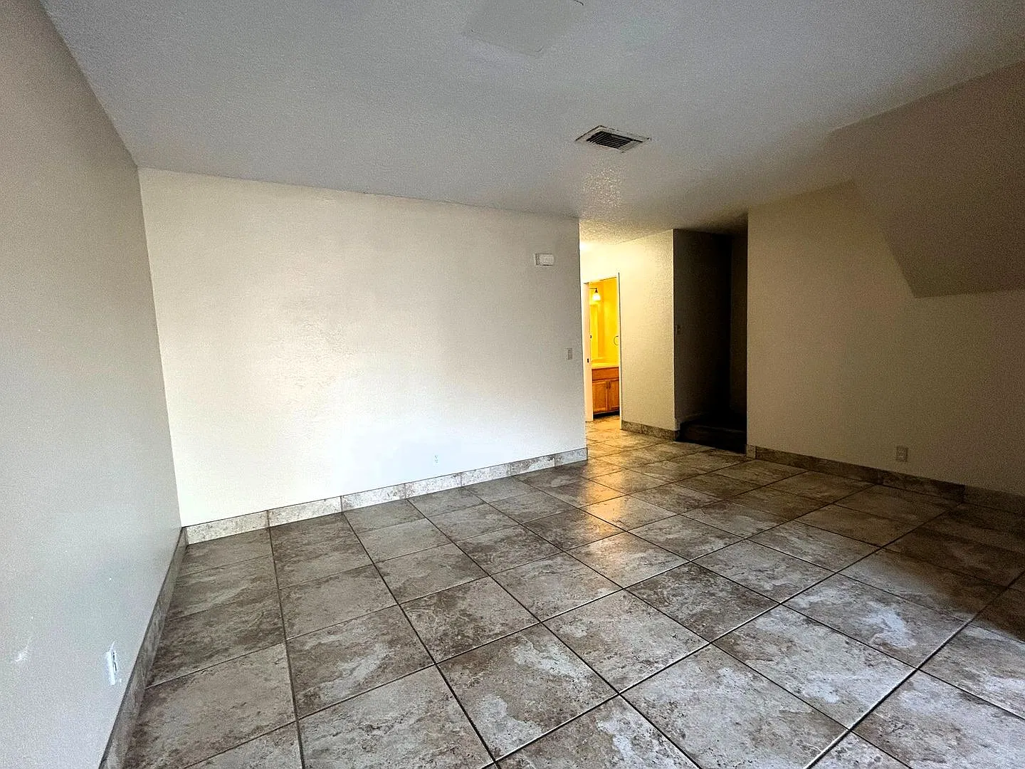 2 Bedroom 1.5 Bath Townhouse near Schools & Shopping — Photo 2