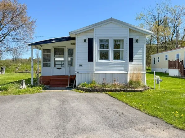 38 Pine Cir, Sauquoit, NY 13456