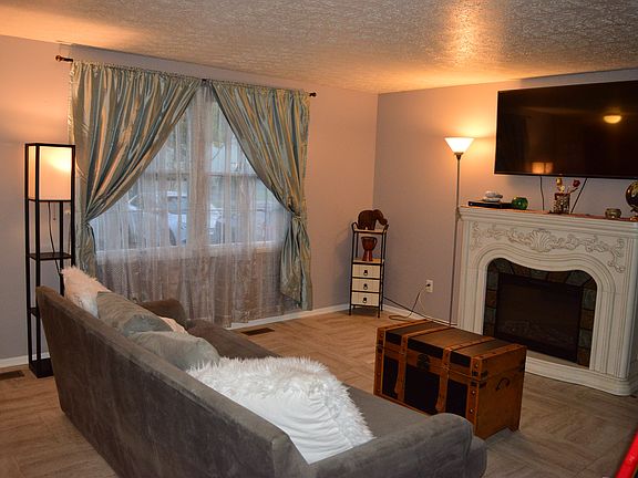 3rd image of 1295 Denise Dr