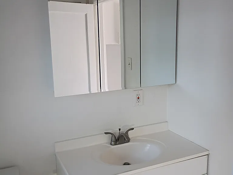 401 1st Ave NE #B — Photo 2