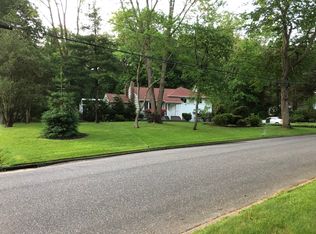 6 Robin Rd, Dix Hills, NY 11746