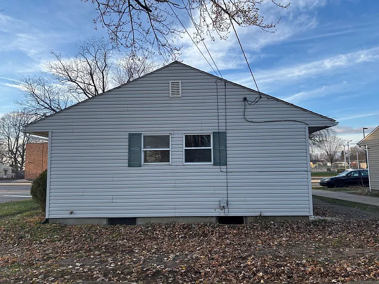 1820 Midway Ave NE — Photo 3