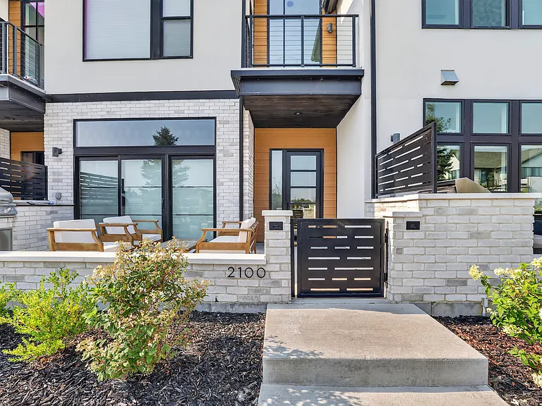 2100 E Island Cove Ln — Photo 2