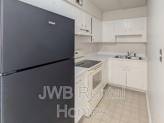 3rd image of 8121 San Jose Manor Dr E APT 4
