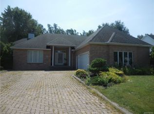 23 Countryside Ln, Depew, NY 14043