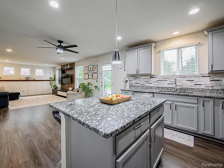 8640 Quincy Dr — Photo 7