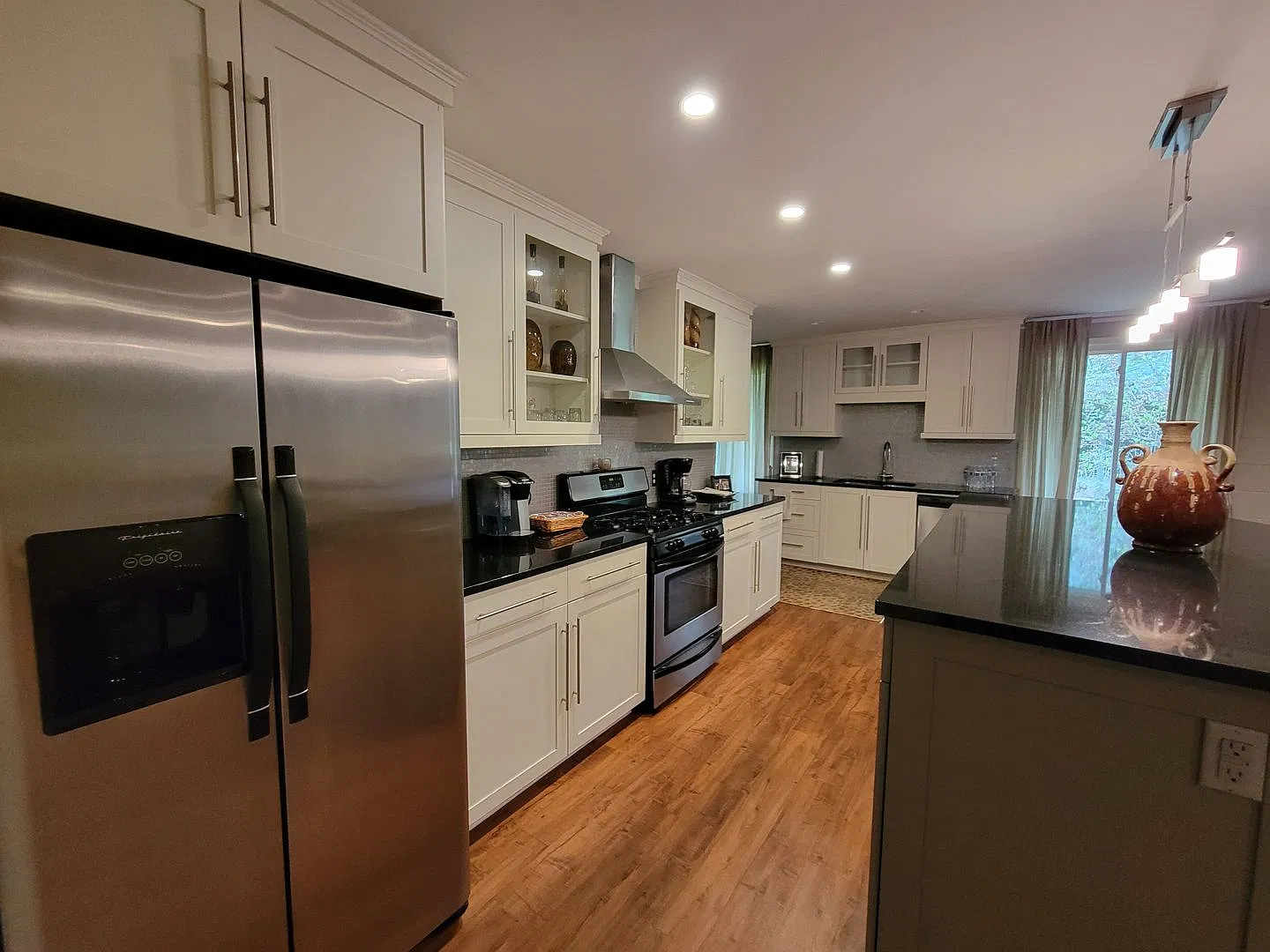 Massive 3 bed 3 bath on Boulevard! — Photo 4