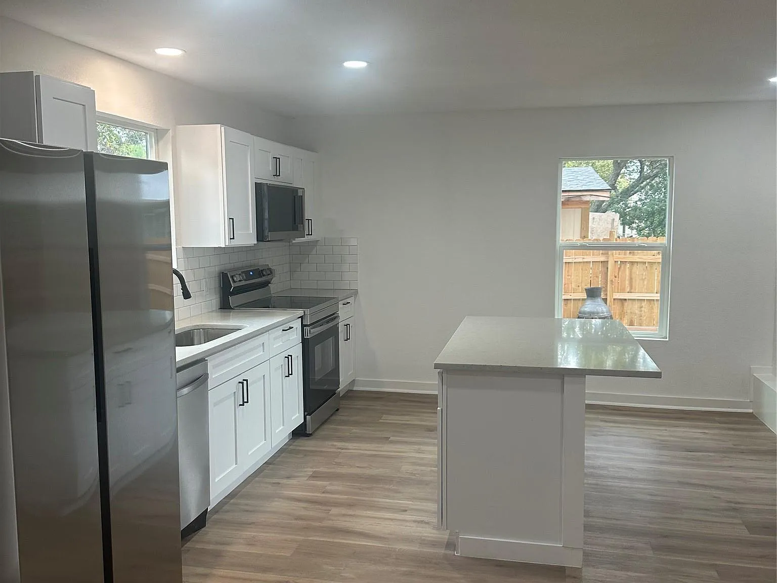 2 bed, 1.0 bath, 907 sqft, $2,050 — Photo 2