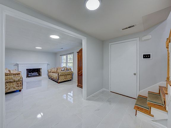 2nd image of 4039 Runnymeade Ln