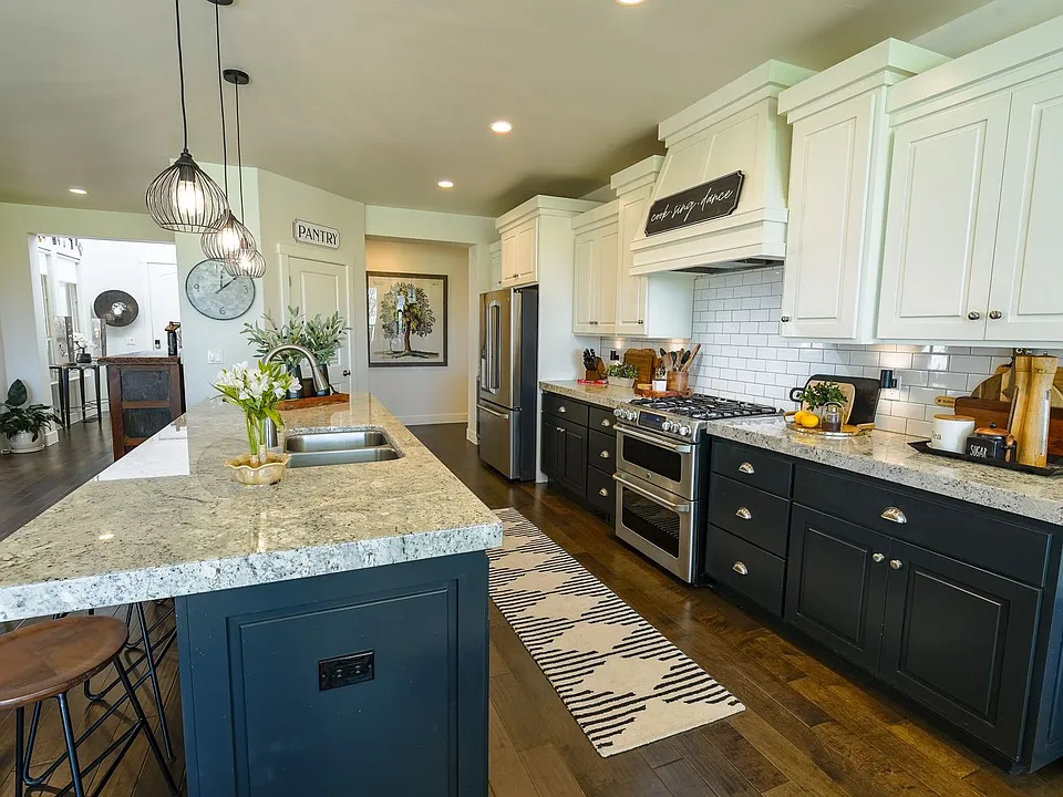 1359 W Shinnecock Cir
