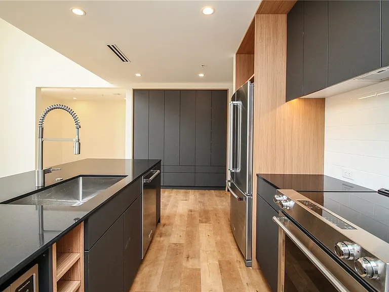 33 Russell St #202 — Photo 10