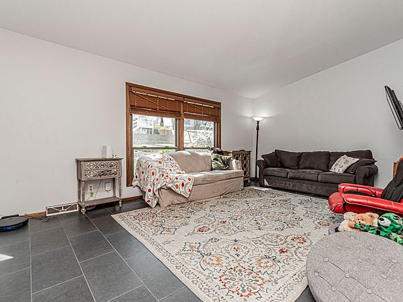 4th image of 144 S Dartmouth Dr