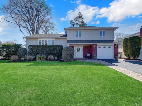 10 Dale Court, Massapequa, NY 11758