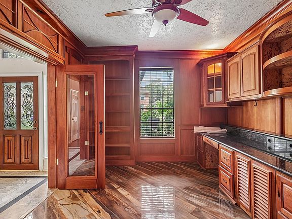 3rd image of 907 Remington Ct