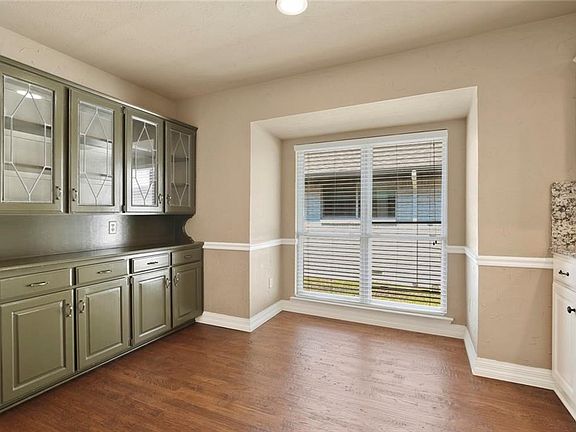 5th image of 9310 Loma Vista Dr