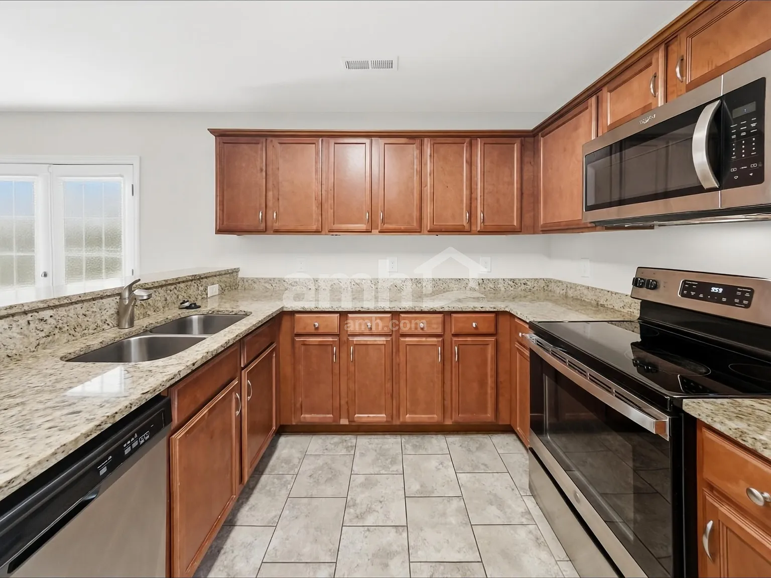3 bed, 2.5 bath, 1976 sqft, $2,180 — Photo 3