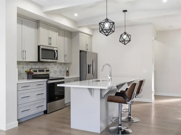 304 N Creekrun Cres SW, Airdrie, AB T4B 5J8