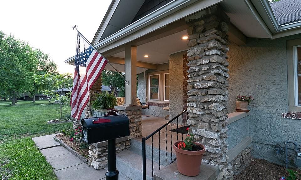 904 E Kaskaskia St, Paola, KS 66071 MLS 2438233 Zillow