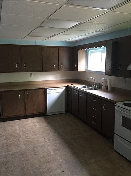 2nd image of 102 Pear St
