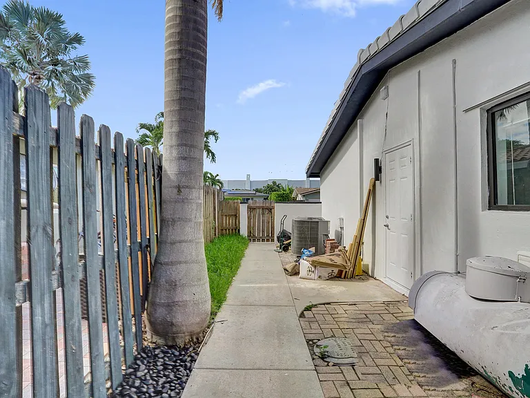 1250 SW 4th St — Photo 61