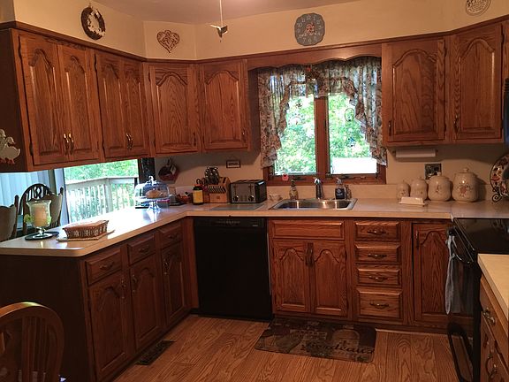  Light, bright kitchen 