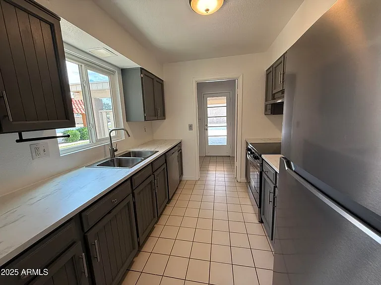 708 E Colgate Dr — Photo 11