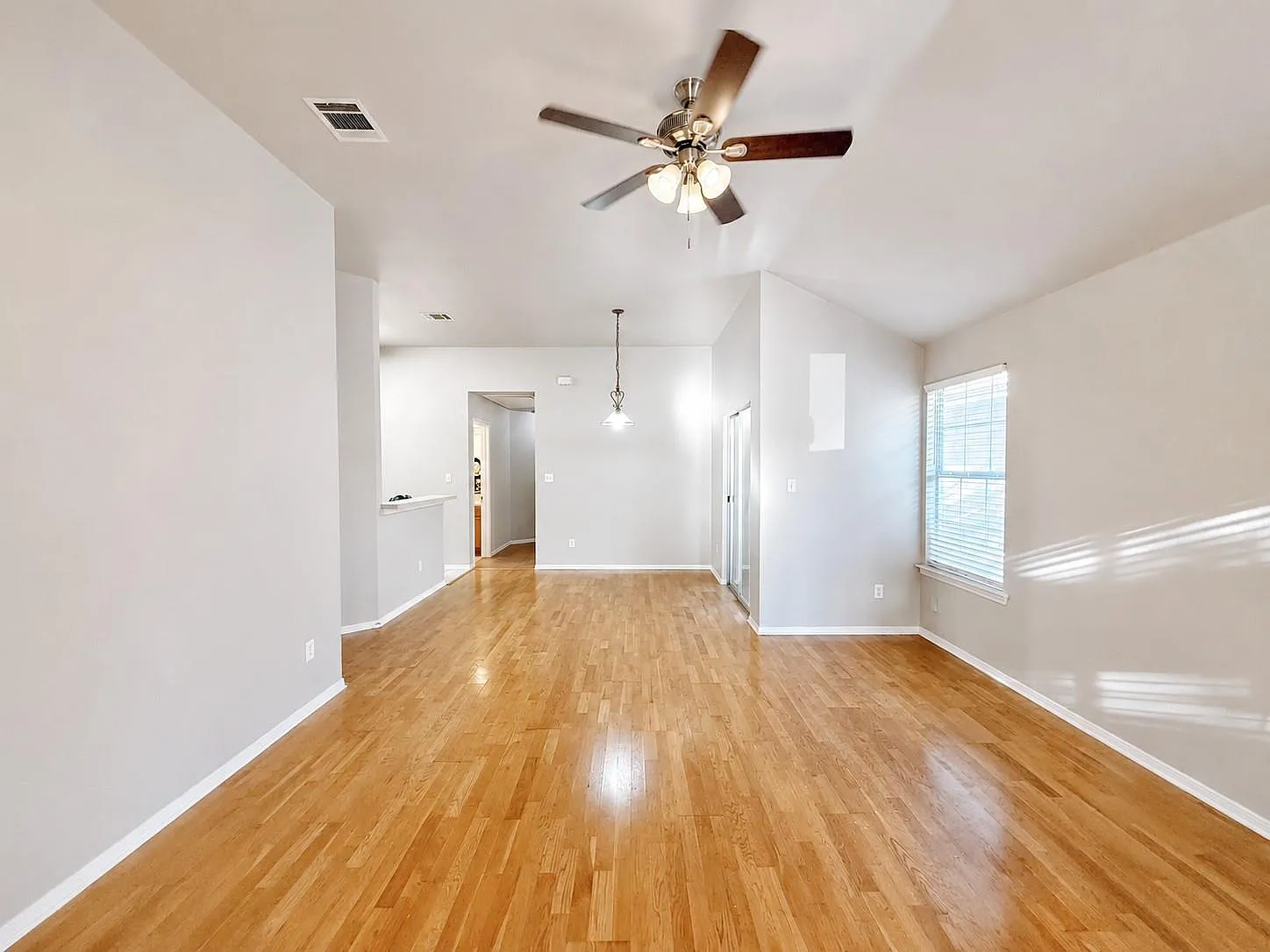 3 bed, 2.0 bath, 1111 sqft, $1,800 — Photo 3