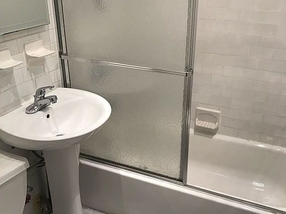 5th image of 418 E 88th St APT 3D