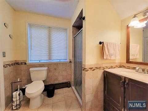 2nd image of 250 Mount Prospect Ave
