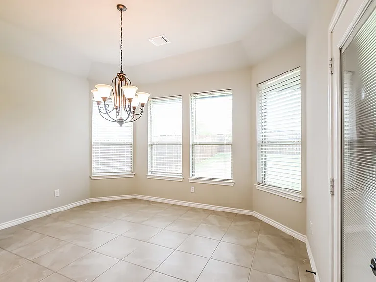 325 Strait Ln — Photo 4