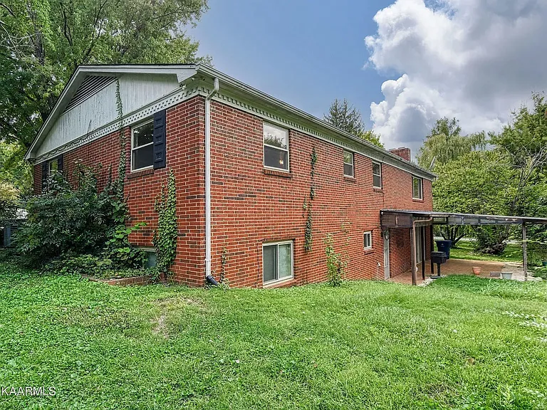 200 Suburban Rd — Photo 28