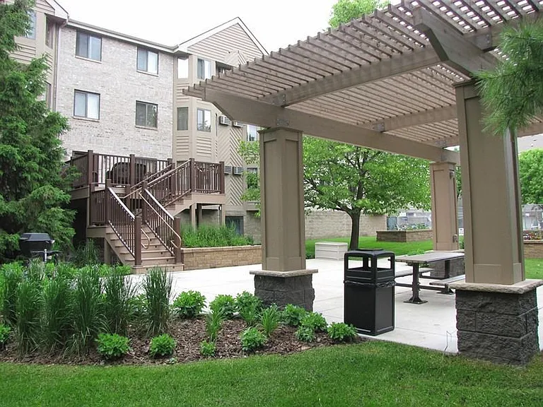 Sterling Ponds Apartments — Photo 16