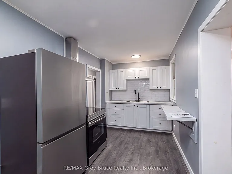 701 5th St E — Photo 9