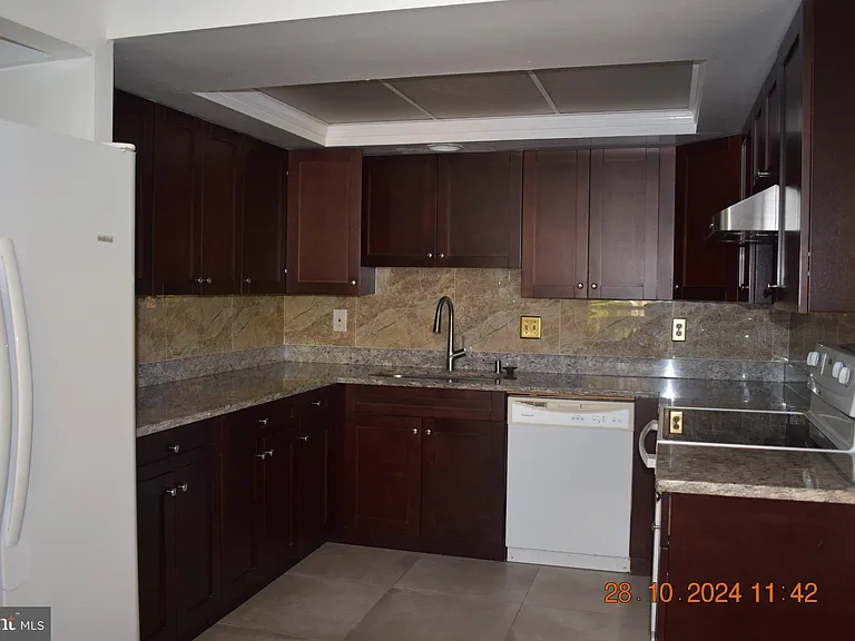 Suffield Dr — Photo 2