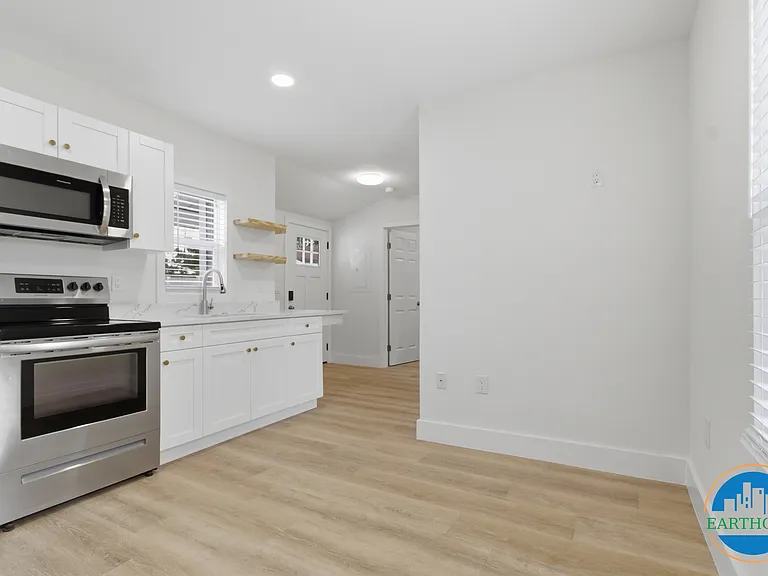 701 W Plaza Pl #B — Photo 8