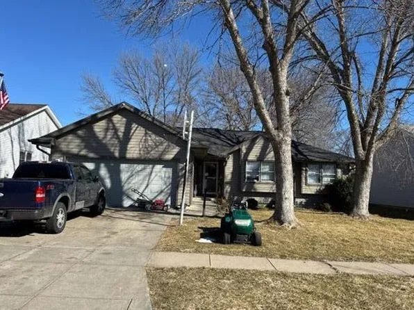 3220 Richard Ct, Lincoln, NE 68521