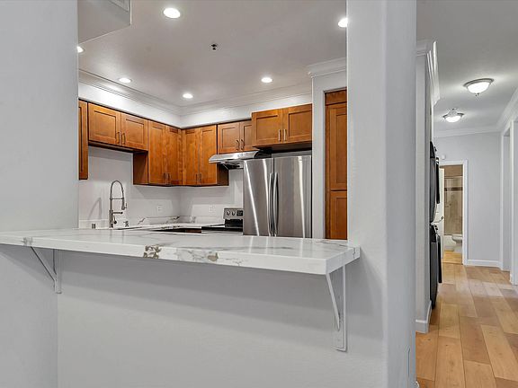 5th image of 2330 University Ave Unit 190