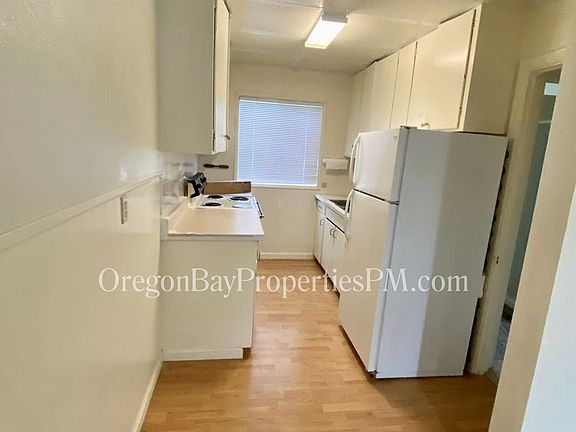 3rd image of 920 Winchester Ave #6