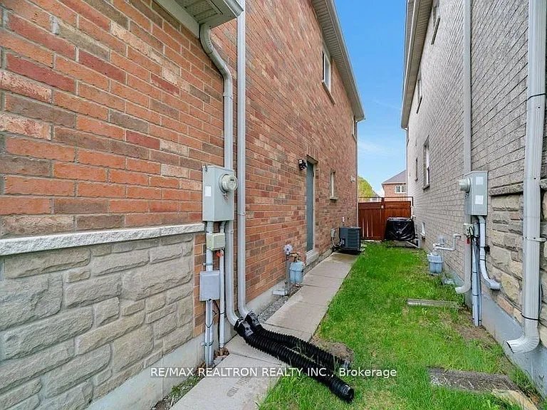 28 Hartwell Way — Photo 2